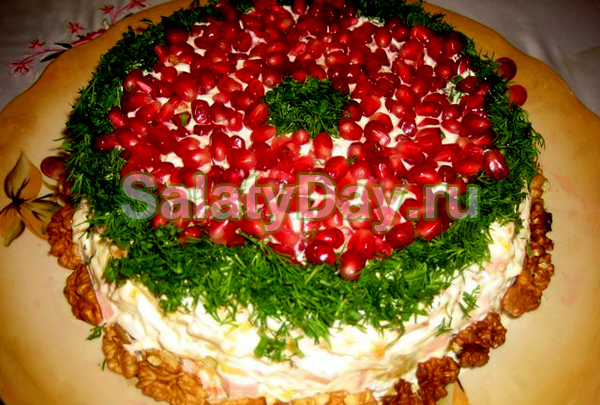 Салат Красная шапочка с курочкой гриль