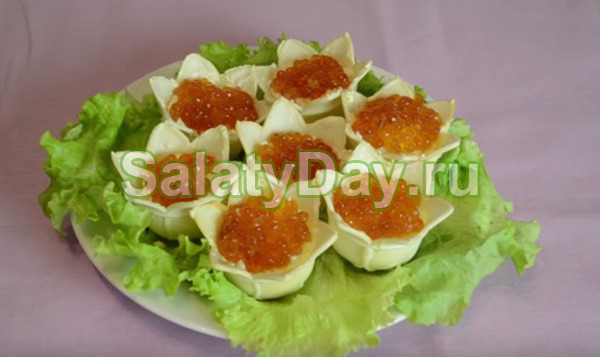 Тарталетки с икрой и сыром