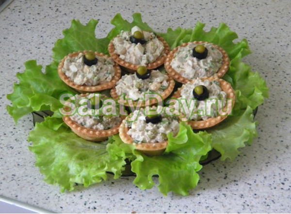 Тарталетки с копченой рыбой и огурцом