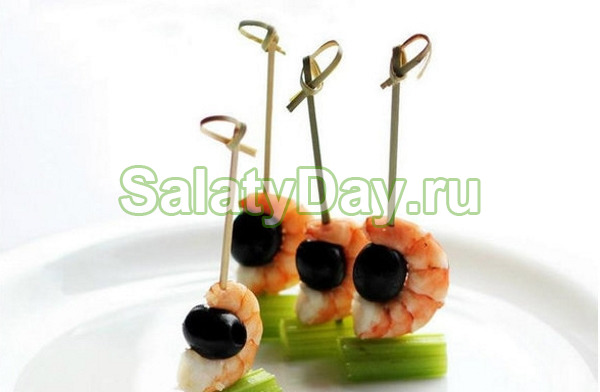 Закуски на шпажках с тигровыми креветками