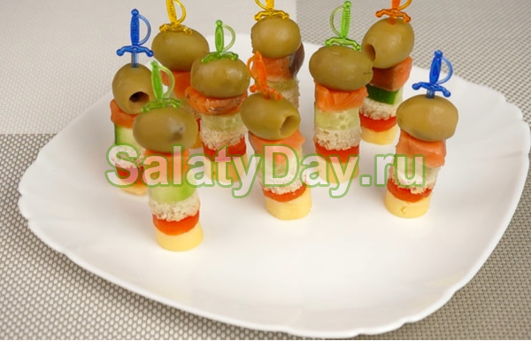 Закуски на шпажках с семгой