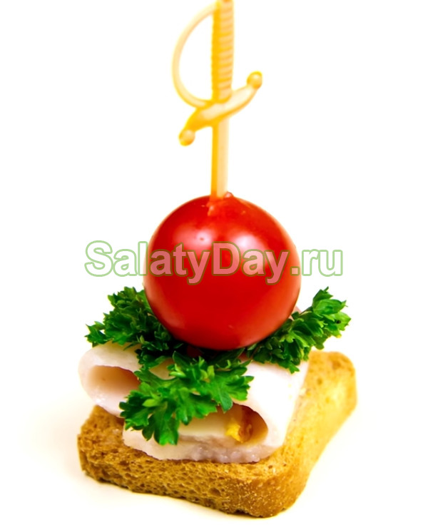 Закуски на шпажках с гренками
