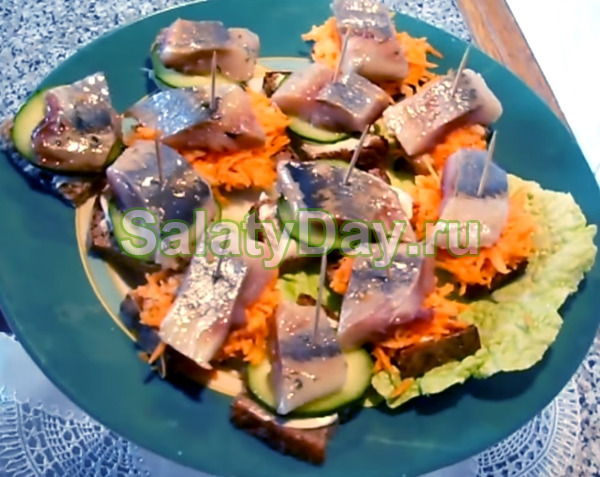 Закуски на шпажках с селедкой и морковью