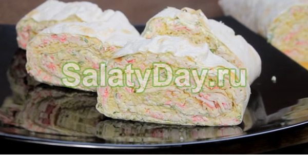 Закуска из лаваша с крабовыми палочками и соусом из маринованных огурцов