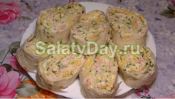 Закуска из лаваша с крабовыми палочками и двумя видами сыра