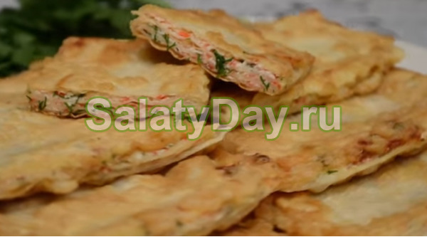 Закуска из лаваша с крабовыми палочками, сыром и чесноком в панировке