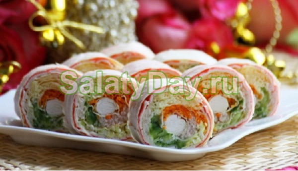 Закуска из лаваша с крабовыми палочками, корейской морковью и беконом