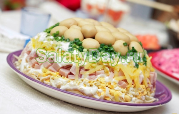 Слоеный салат с ветчиной и грибами