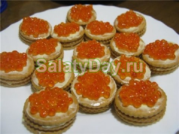 Канапе из крекера с икрой