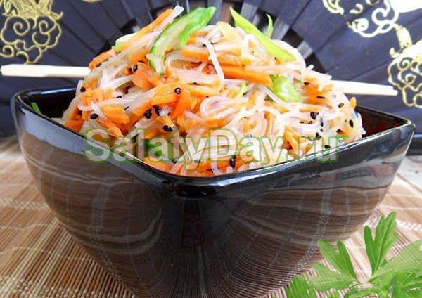 Салат из фунчозы с кальмарами и белыми грибами