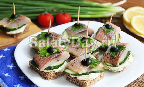 Канапе с селедкой, маслинами и черным хлебом