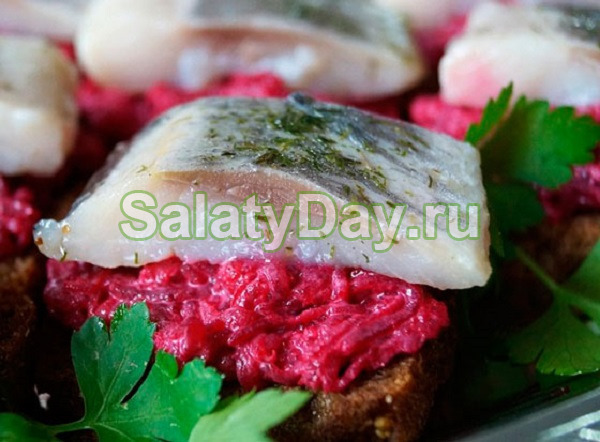 Канапе с селедкой, вареной свеклой и черным хлебом
