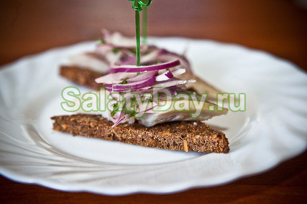 Канапе с селедкой и маринованным луком