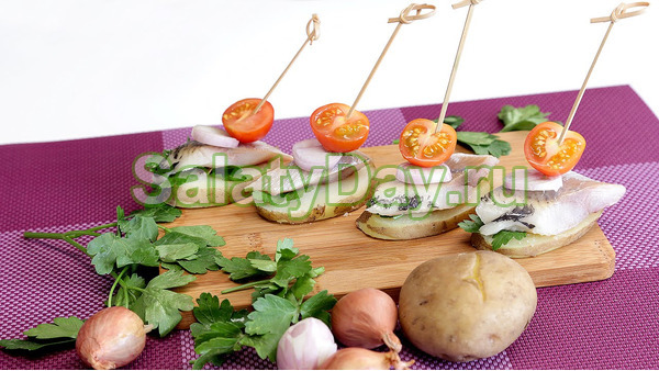 Канапе с селедкой, лимоном и картофелем
