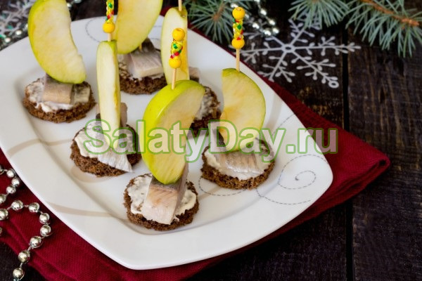 Канапе с селедкой, кислым яблоком и горчицей