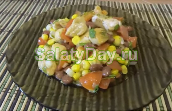 Куриный салат с пикантным соусом
