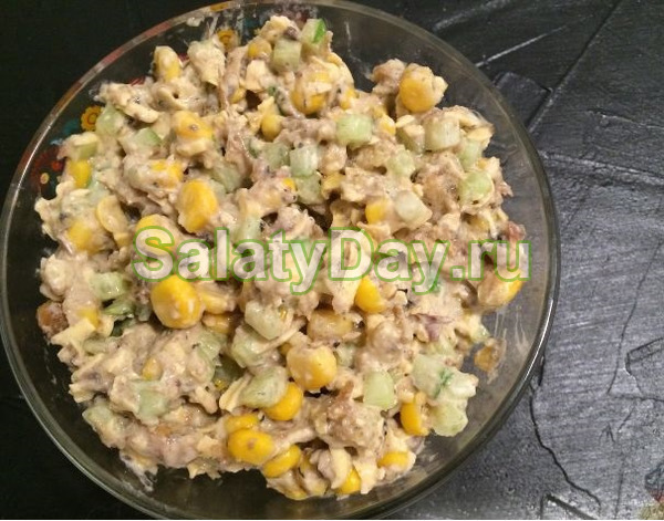 Салат с огурцами и шпротами