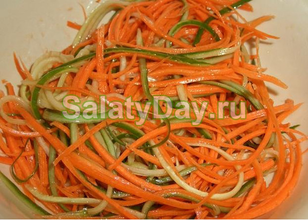 Азиатский салат с огурцами и морковью
