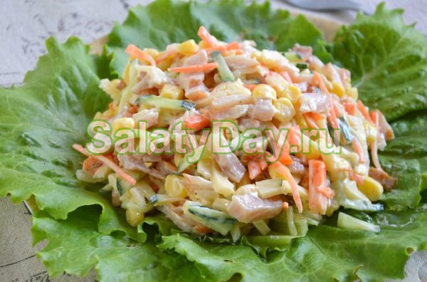 Салат с огурцами и копчёной курицей