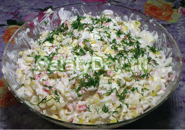 Салат с крабовыми палочками и огурцами