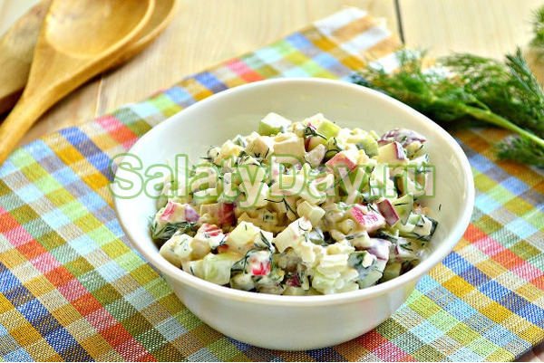 Салат из свежих огурцов и крабовых палочек