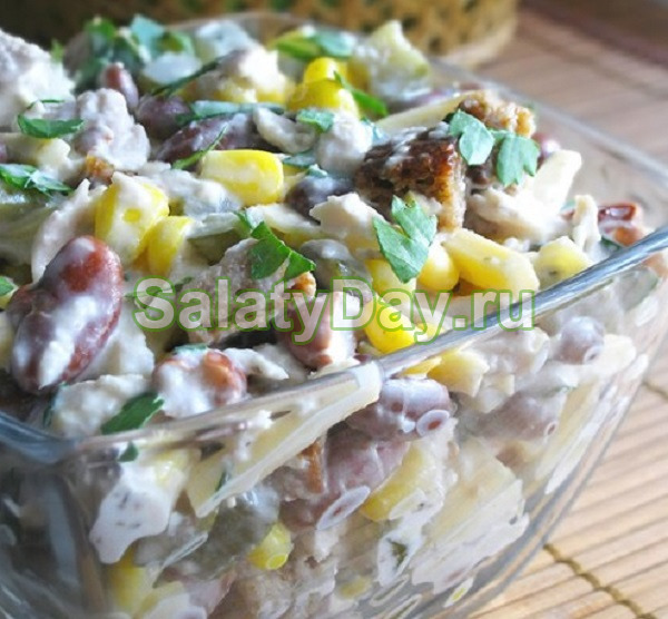 Салат «Мозаика» с фасолью, курицей и грибами