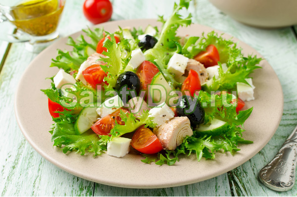 Греческий салат с брынзой и курицей