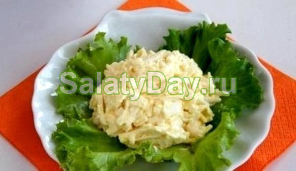 Блинный салат с плавлеными сырками и чесноком