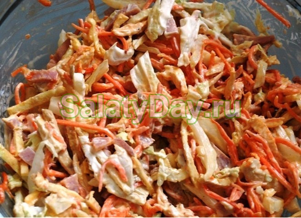 Салат блинный с мясными продуктами, пекинской капустой и обжаренным фундуком