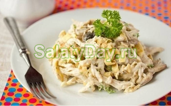 Салат из блинчиков с курицей и огурцами