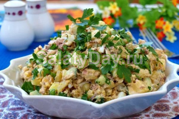 Салат с консервированной сардиной и луком