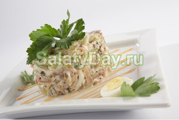 Блинный салат с моцареллой и маринованными шампиньонами