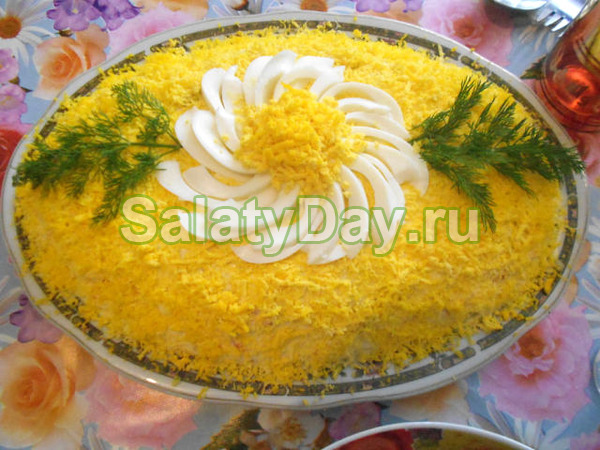Салат «Мимоза» из свежей горбуши с маслом и сыром