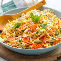 Салат с капустой и яблоком