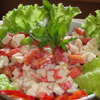 Салат с помидорами сыром и чесноком