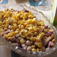 Салат с кириешками и копченой колбасой
