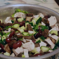 Салат с сухариками и курицей