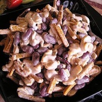 Салат с кириешками и фасолью