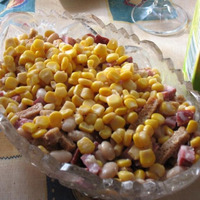 Салат из фасоли кукурузы и колбасы