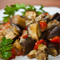 Закуска из баклажанов с помидорами и чесноком
