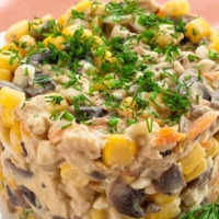 Салат с курицей и грибами жареными