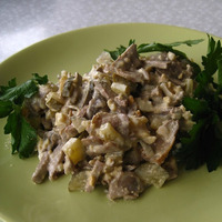 Салат с куриной печенью и солеными огурцами