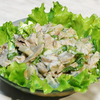 Салат с куриной грудкой и грибами