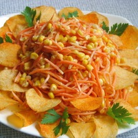 Салат с чипсами и корейской морковкой